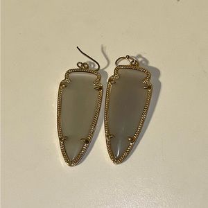 Kendra scott arrowhead earrings in opaque grey